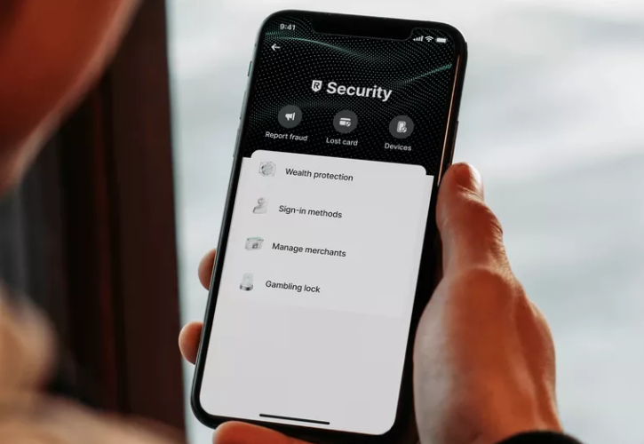 Revolut: Οι οικονομικές ανησυχίες επισκιάζουν τις διακοπές των Ελλήνων