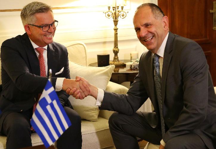Συνάντηση Γεραπετρίτη με τον Ευρωπαίο Επίτροπο Μετανάστευσης