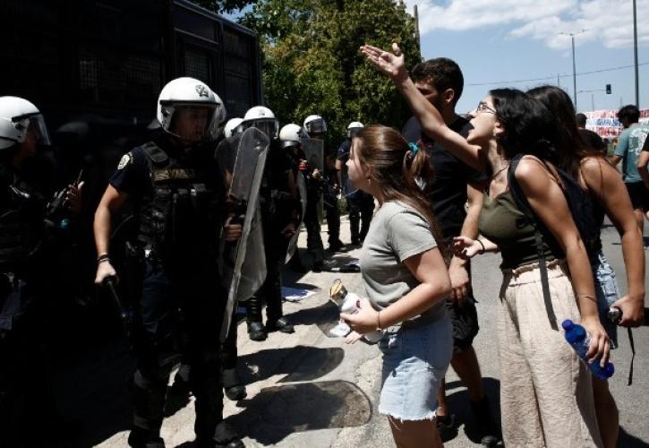 Ένταση και χημικά σε διαμαρτυρία φοιτητών έξω από τη Σύνοδο των Πρυτάνεων