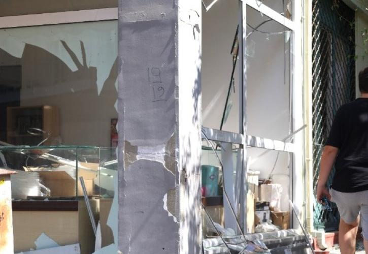 Ισχυρή έκρηξη σε είσοδο πολυκατοικίας στη Θεσσαλονίκη – Εξετάζεται το ενδεχόμενο τρομοκρατικής ενέργειας