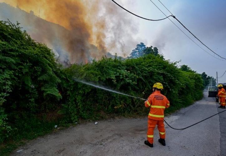 Πυρκαγιά στην Σαρδηνία: Περίπου 140 λουόμενοι απομακρύνθηκαν με ταχύπλοα
