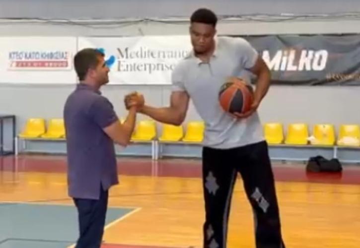 Όταν η μάχη δεν είναι άνιση: Το μονό του Αντετοκούνμπο με τον Δήμαρχο Κηφισιάς