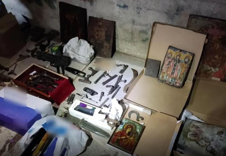 Εντοπίστηκαν όπλα και πυρομαχικά σε κάδο απορριμμάτων στην Καισαριανή