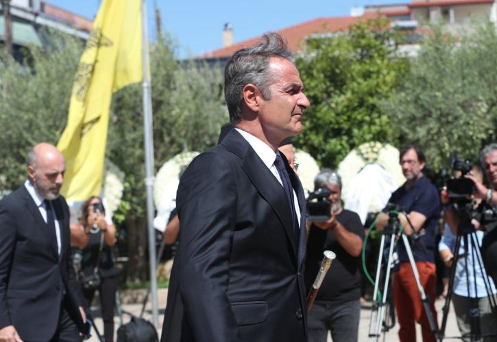 Πλήθος κόσμου στο «τελευταίο αντίο» στον Απόστολο Βεσυρόπουλο: Παρών ο Κυριάκος Μητσοτάκης