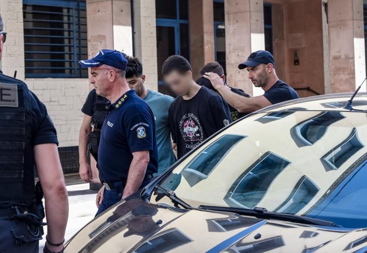 Πάτρα: Προθεσμία για να απολογηθούν πήραν οι συλληφθέντες - Αποδοκιμάστηκαν από τον κόσμο