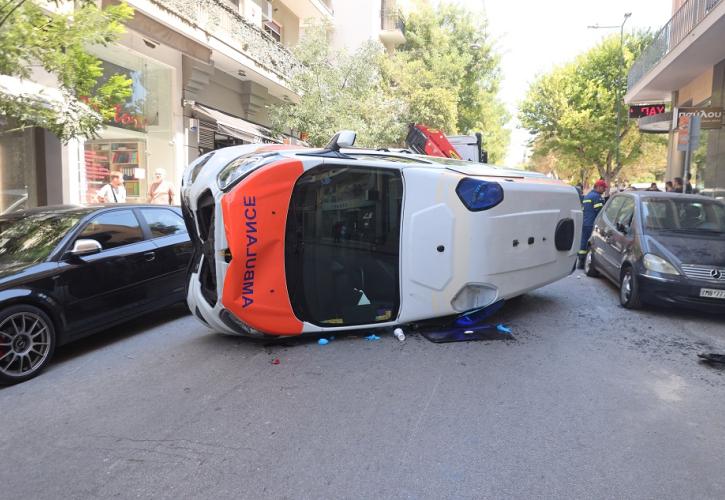 Ανατροπή ιδιωτικού ασθενοφόρου στο Γουδί - Νεκρός ο ασθενής
