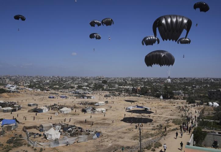 Γερμανία και Ισπανία προχωρούν στη ρίψη ανθρωπιστικής βοήθειας στη Γάζα