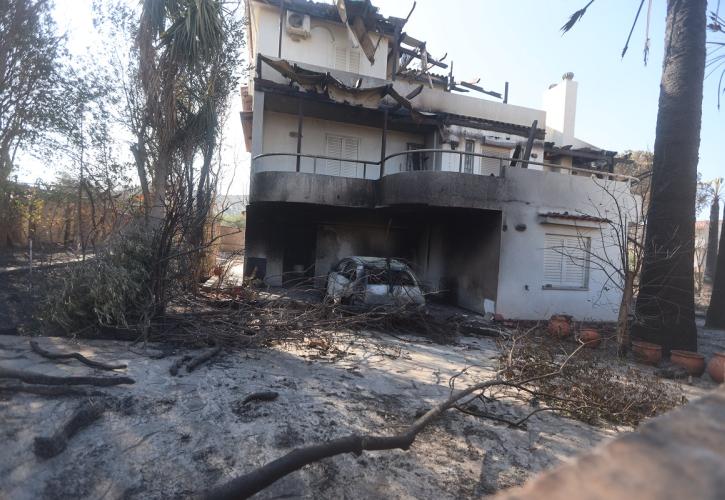 Σε ύφεση παραμένουν οι πυρκαγιές σε Κερατέα Αττικής και Χελιδόνι Ηλείας