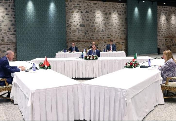 Συνάντηση Μελόνι - Ερντογάν - Ντμπεϊμπά: «Χρειάζονται σχέδια δράσης κατά των δικτύων διακινητών ανθρώπων»