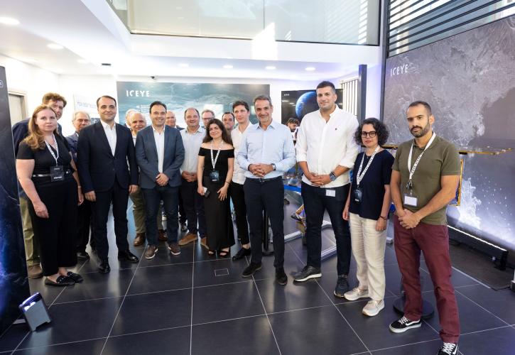 Επίσκεψη Μητσοτάκη στις εγκαταστάσεις της εταιρείας κατασκευής και λειτουργίας δορυφόρων ICEYE