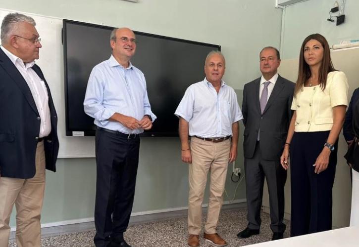 Χατζηδάκης: 431 σχολεία θα έχουν ανακαινιστεί μέχρι την έναρξη της σχολικής χρονιάς