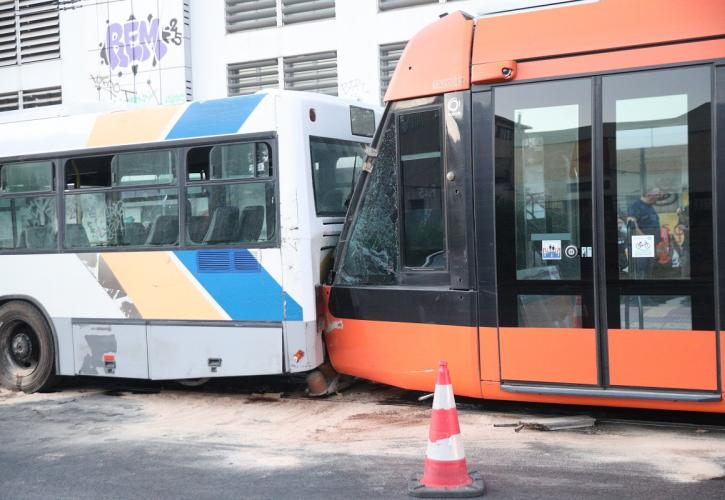 Σύγκρουση τραμ με λεωφορείο στον Πειραιά - 30 ελαφρά τραυματίες