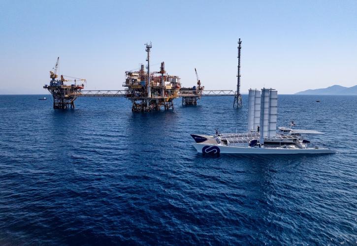 To πλοίο Energy Observer στον Πρίνο για την αποθήκευση διοξειδίου του άνθρακα
