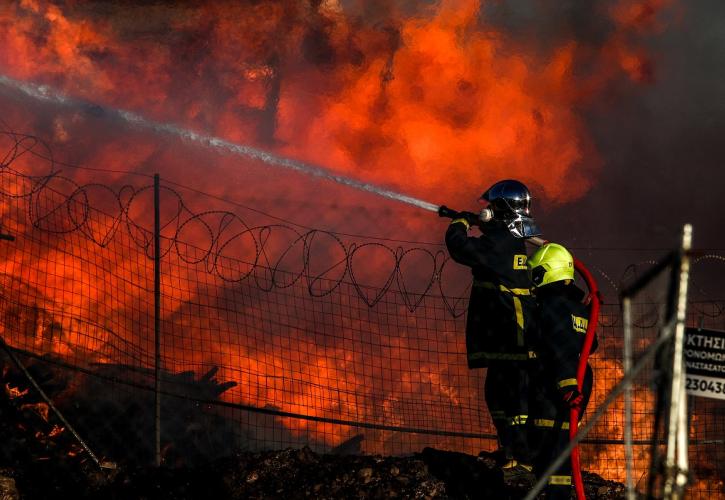 Φωτιά σε εργοστάσιο στις Αχαρνές - Εστάλη 112, πού έχει διακοπεί η κυκλοφορία