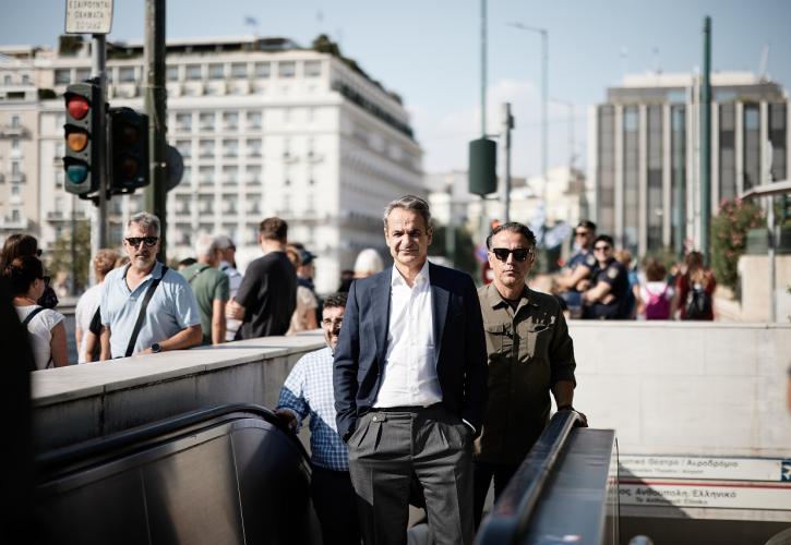 Επίσκεψη Μητσοτάκη στον σταθμό του Μετρό στο Σύνταγμα