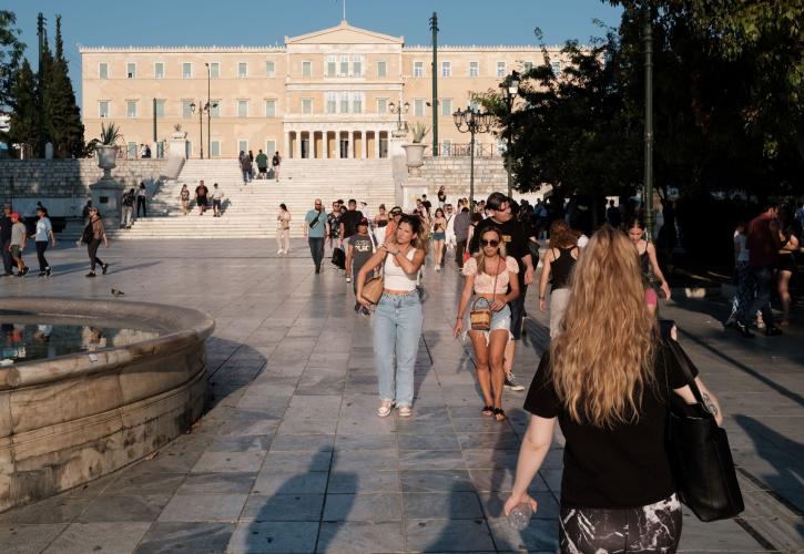 Χαμηλοί μισθοί και οικονομική ανασφάλεια «σπρώχνουν» τους Έλληνες στην υπερεργασία