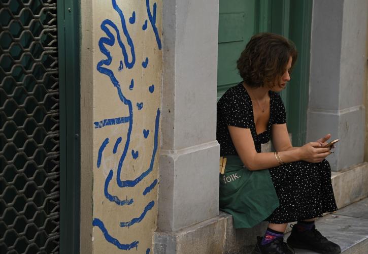 Gen Z: Ζητά τη βοήθεια των γονιών στην εύρεση εργασίας, μένει στο πατρικό μέχρι τα 30 και προτιμά τα ταξίδια από τα... παιδιά