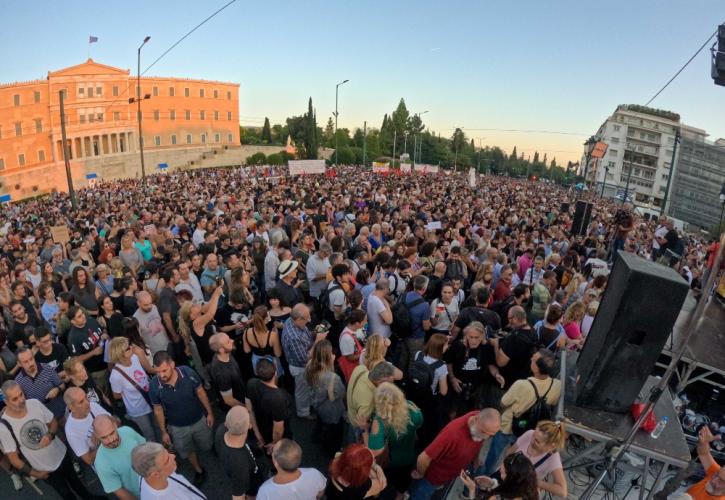 Σε εξέλιξη συγκέντρωση στο Σύνταγμα για τα Τέμπη - Κλειστός ο σταθμός του Μετρό