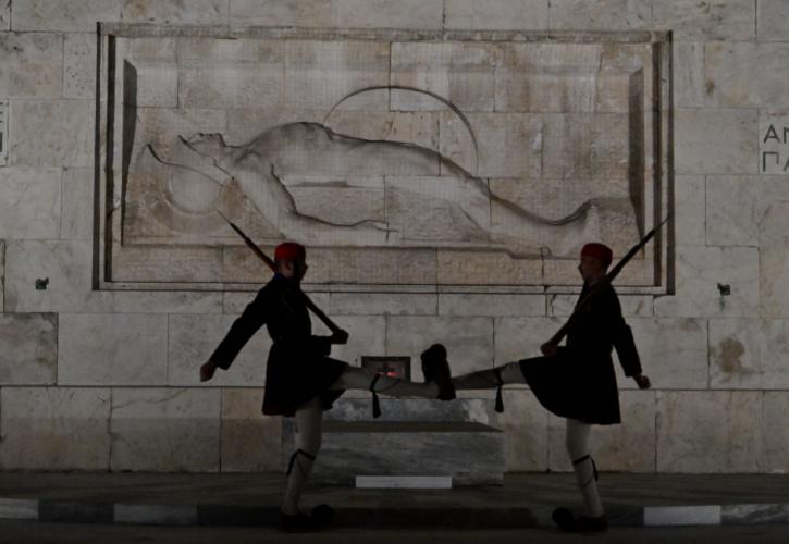 ΥΠΕΘΑ: Μετά την τοποθέτηση Δούκα, αναθέτουμε την καθαριότητα του Άγνωστου Στρατιώτη σε τρίτο