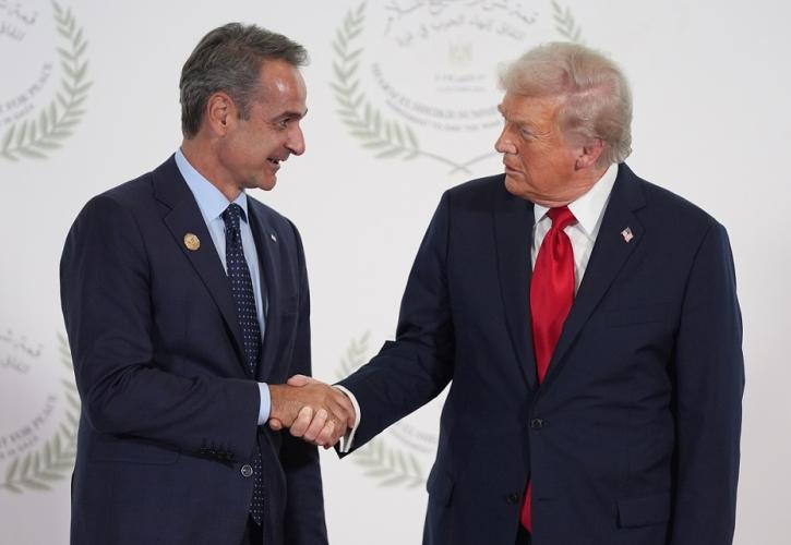 Χειραψία Μητσοτάκη - Τραμπ στην Αίγυπτο πριν τη σύνοδο κορυφής για την ειρήνη