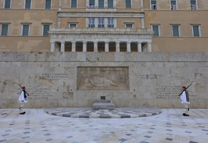 Άγνωστος Στρατιώτης: Στα δικαστήρια ο Δούκας για την καθαριότητα - Τι απαντά ο Δένδιας