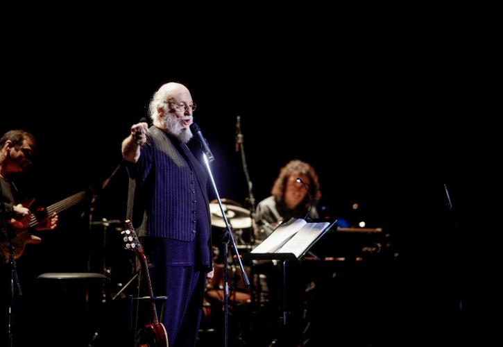 Ο πολιτικός κόσμος αποχαιρετά τον Διονύση Σαββόπουλο