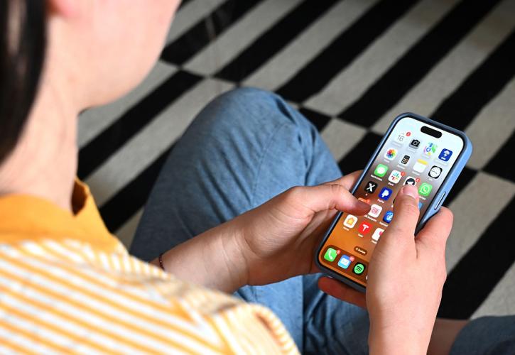 Ευρωβαρόμετρο: Το 56% των Ελλήνων προτιμά τα social media για την ενημέρωσή τους
