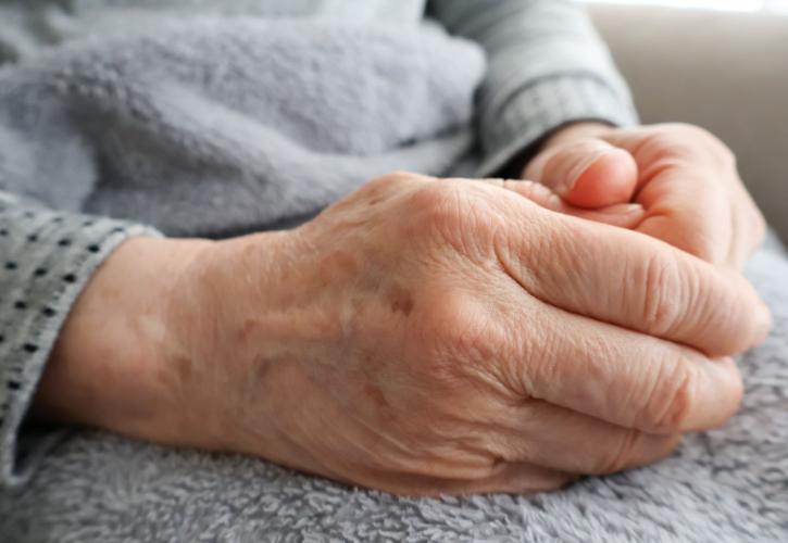 Εκτός κοινωνικής πολιτικής η φροντίδα ηλικιωμένων – Προτελευταία στην ΕΕ η Ελλάδα