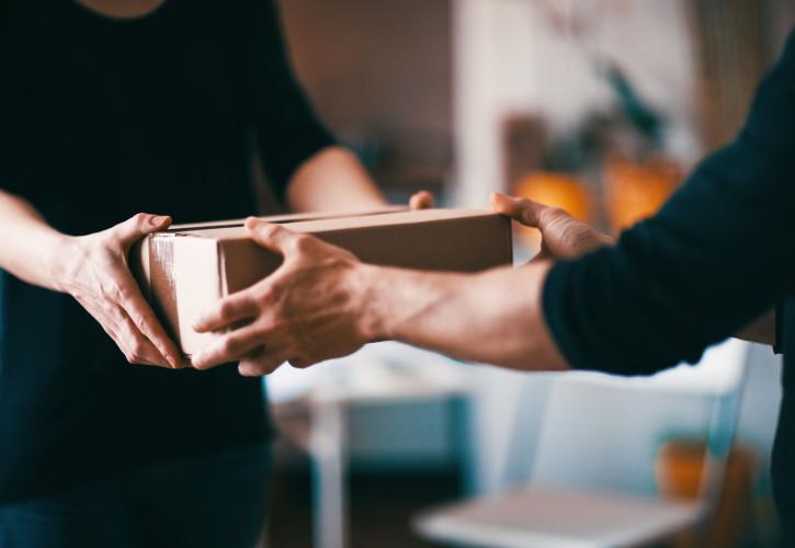 Ανοίγει η συζήτηση για τέλος στα δέματα από Shein και Temu