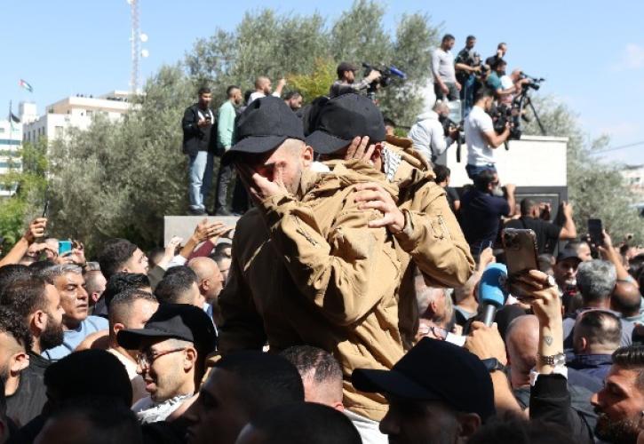 Οι Παλαιστίνιοι υποδέχονται τους κρατούμενους που αφέθηκαν από ισραηλινές φυλακές