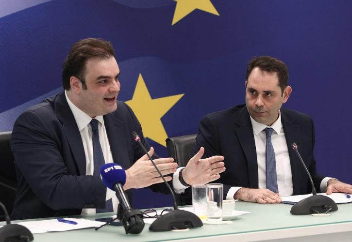Στη Βουλή ο νέος Προϋπολογισμός: Ισχυρά πλεονάσματα, ταχεία μείωση χρέους