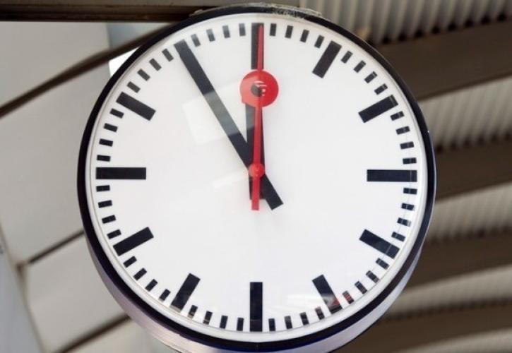 Αλλάζει η ώρα, μια ώρα πίσω οι δείκτες των ρολογιών τα ξημερώματα