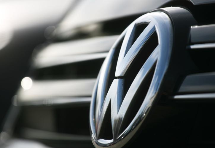 Η VW διαβεβαίωσε ότι δεν θα διακοπεί η παραγωγή της λόγω έλλειψης τσιπ