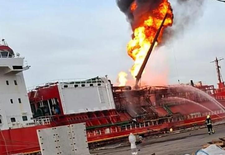 Στις φλόγες τουρκικό πλοίο στην Οδησσό που μετέφερε υγραέριο - Επλήγη από ρωσικά πυρά