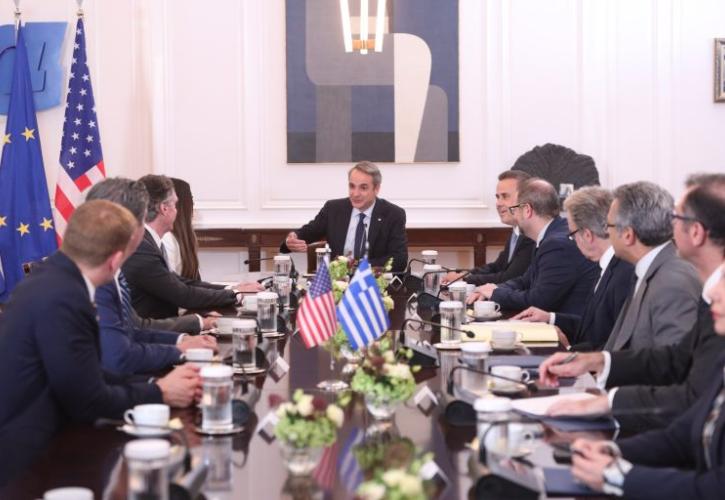 Συνάντηση Μητσοτάκη με τους υπουργούς Εσωτερικών και Ενέργειας των ΗΠΑ