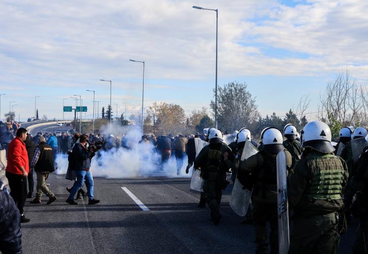Θεσσαλία: Τα τρακτέρ βγήκαν στους δρόμους, έκλεισε η ΠΑΘΕ - Ένταση και χημικά σε Πλατύκαμπο - Νίκαια