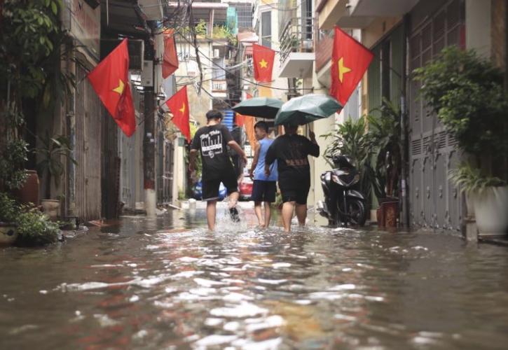 Βιετνάμ: Βιβλικές καταστροφές λόγω καταρρακτωδών βροχοπτώσεων – Τουλάχιστον 55 νεκροί
