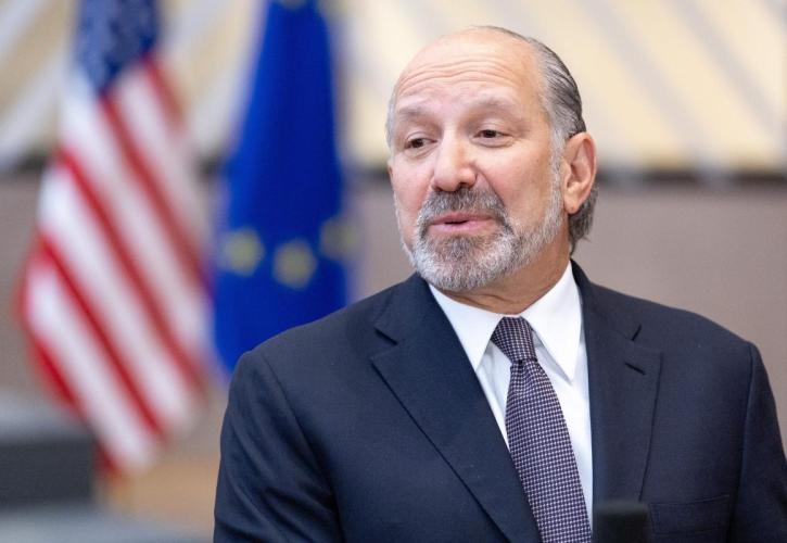 Λούτνικ: Οι ΗΠΑ παραμένουν προσηλωμένες στην εφαρμογή της εμπορικής συμφωνίας με την ΕΕ