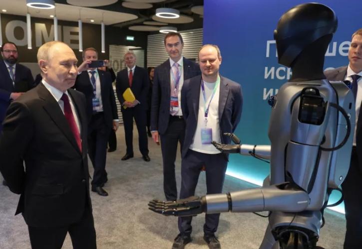 Ρομπότ με τη χρήση ΑΙ χόρεψε για χάρη του Πούτιν