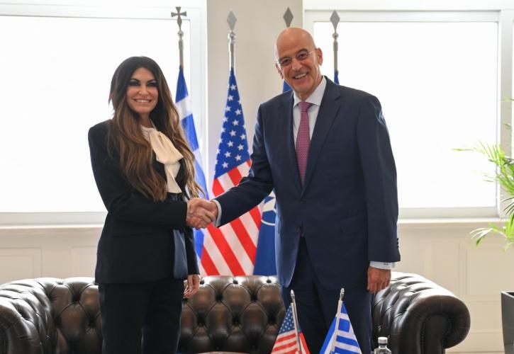 Στο υπουργείο Άμυνας υποδέχτηκε ο Ν. Δένδιας την Κ. Γκίλφοϊλ