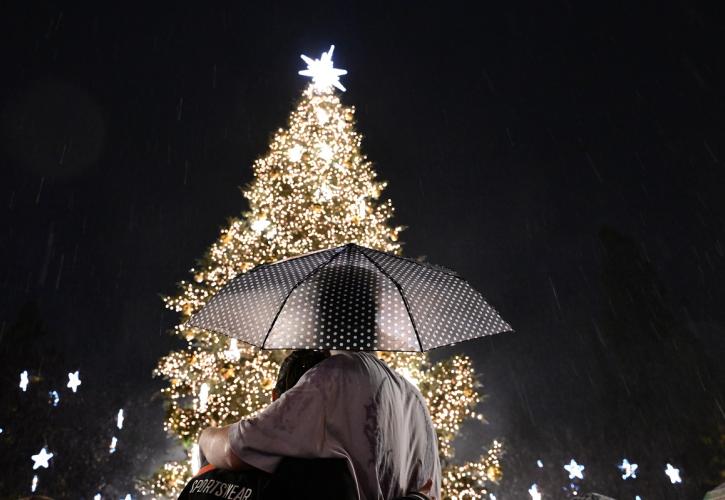Φωταγωγήθηκε το χριστουγεννιάτικο δέντρο της Αθήνας