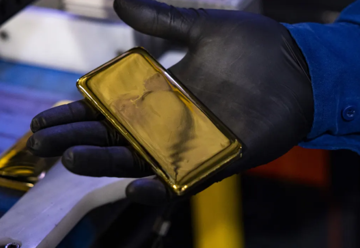 Μικρή πτώση για τον χρυσό με το βλέμμα στη Fed