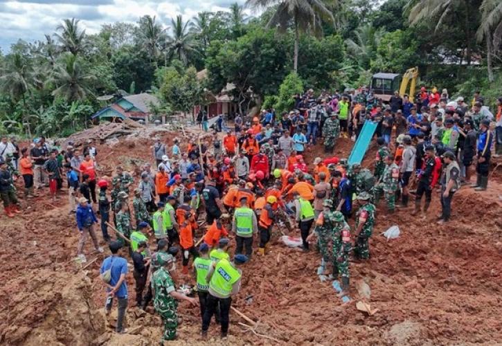 Ινδονησία: Έξι νεκροί και 17 αγνοούμενοι από κατολίσθηση