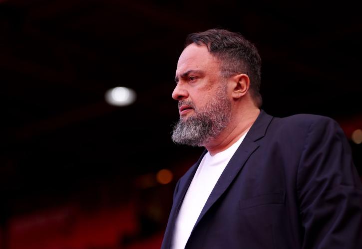 B. Μαρινάκης: Στηρίζει οικονομικά τους οπαδούς της Νότιγχαμ Φόρεστ, που τραυματίστηκαν στην επίθεση στο τρένο