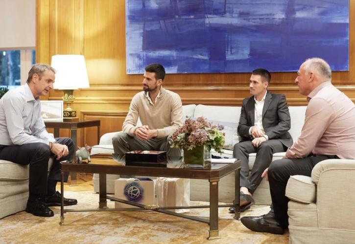 Ο Κ. Μητσοτάκης υποδέχθηκε τον Νόβακ Τζόκοβιτς στο Μέγαρο Μαξίμου