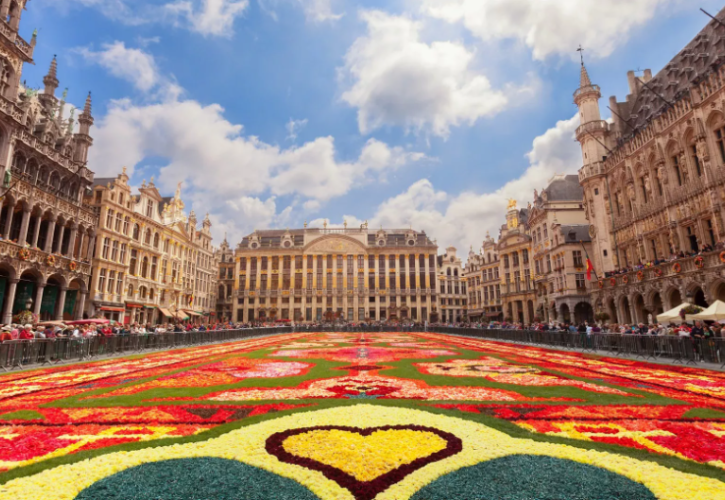 Ποιες είναι 12 από τις ωραιότερες και πιο ιστορικές πλατείες του κόσμου