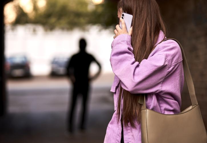 Έρευνα ΔΕΗ: 8 στις 10 γυναίκες φοβούνται όταν κυκλοφορούν το βράδυ