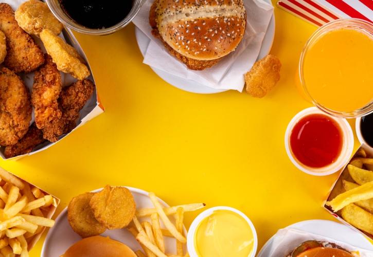 Η παγκόσμια αύξηση στην κατανάλωση υπερεπεξεργασμένων τροφίμων απειλεί τη δημόσια υγεία