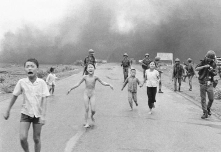 «Το κορίτσι της Ναπάλμ»: Ποιος πραγματικά τράβηξε τη συνταρακτική φωτογραφία στον πολέμο στο Βιετνάμ