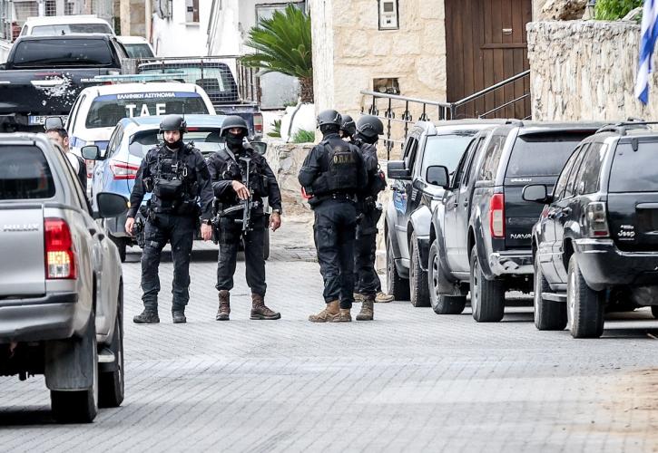 Κρήτη: Δύο νεκροί και πολλοί τραυματίες από πυροβολισμούς στα Βορίζια Ηρακλείου